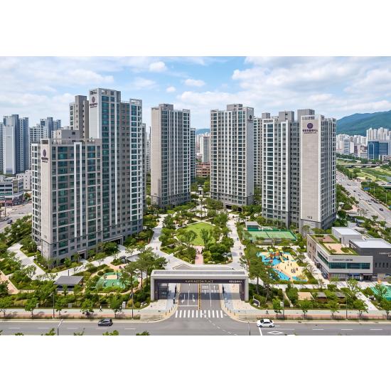 분양 안내 자료에서는 발코니 확장과 일부 빌트인 가전 제공 내용이 안내된 바 있습니다. 침실 에어컨, 냉장고, 세탁기 등 입주 초기 생활에 필요한 품목이 포함된 것으로 소개되어, 초기 준비 부담을 줄이는 요소로 참고할 수 있습니다. 또한 피트니스센터, 스카이라운지, 커뮤니티 카페 등 입주민 편의시설도 언급되어 단지 내부 생활 환경도 함께 확인해볼 필요가 있습니다.